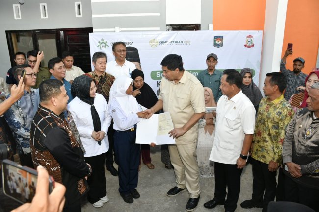 Maruarar Sirait Pimpin Penyerahan Rumah Gratis bagi Keluarga Korban Demonstrasi di Makassar