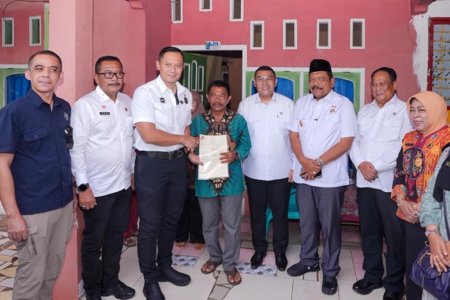 Ossy Dermawan dan AHY Bagikan Sertipikat Tanah untuk Warga Bengkulu