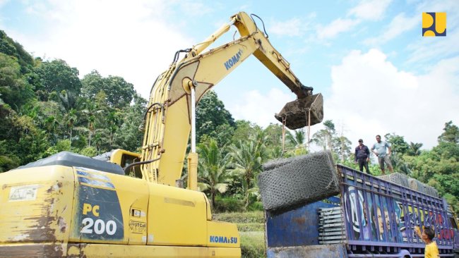 Kementerian Pekerjaan Umum Bersama TNI Kodam Udayana Bangun Jembatan Bailey Darurat di Kabupaten Nagekeo, NTT