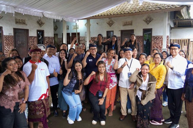Wamen BUMN Kartika Wirjoatmodjo Kunjungi Nasabah PNM Mekaar di Desa Ulian