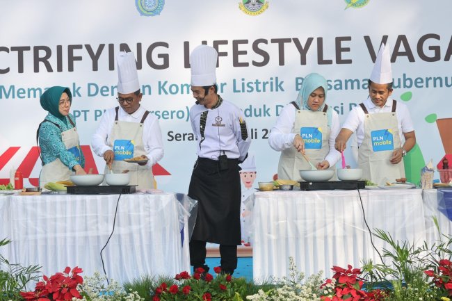 Dorong Transisi Energi, Gubernur Andra Soni dan PKK Banten Masak Menu Sehat dengan Kompor Induksi Bersama PLN