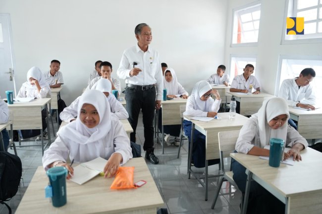 Tinjau Sekolah Rakyat di Bantul Yogyakarta, Menteri Dody: Belajar Adalah Kunci Masa Depan, Jaga Fasilitas yang Kami Bangun