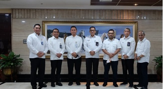 Sekper Perum BULOG Awaludin Iqbal