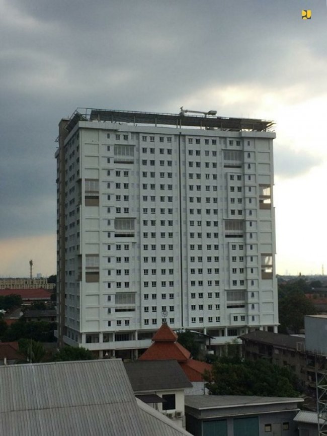 Luas bangunan utama Rusun Pasar Jumat sekitar 2.800 meter persegi  terdiri dari 18 lantai yakni 16 lantai untuk hunian sebanyak 460 unit dan 2 lantai untuk fasilitas bermain anak dan fasilitas umum yang berada di lantai 1 dan 2.