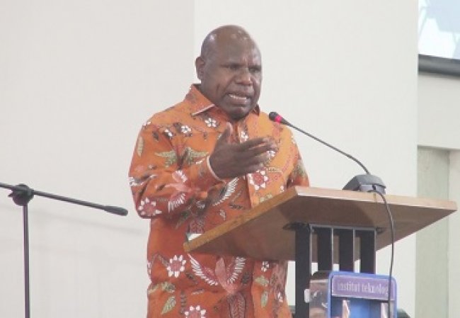 Bupati Tolikara, Usman G Wanimbo